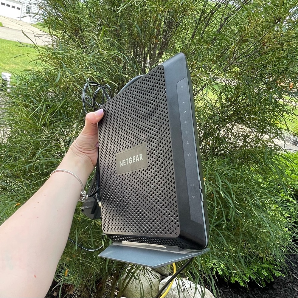 AC1900 WiFi Cable Modem Router (C7000v2) - Picture 2 of 3